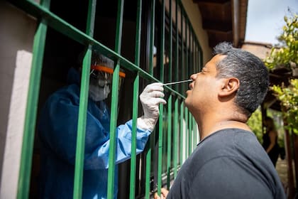 Roberto Andrés Bogado siendo hisopado en Pinamar