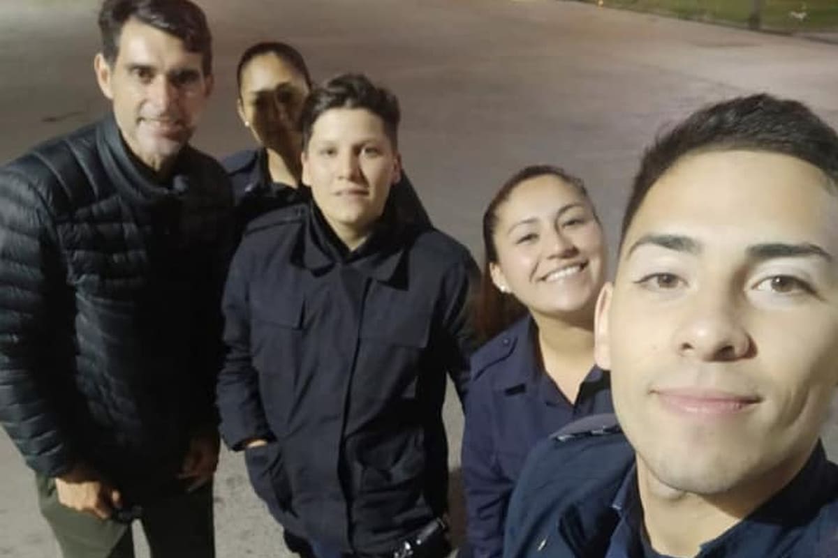 Roberto Ayala (el primero desde la izquierda de la imagen) con personal policial de Zárate