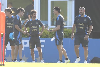 Roberto Ayala, Pablo Aimar, Scaloni y Walter Samuel, el cuerpo técnico de la selección, que prevé poner lo mejor a disposición frente a Uruguay y preservar a algunas figuras ante Brasil.
