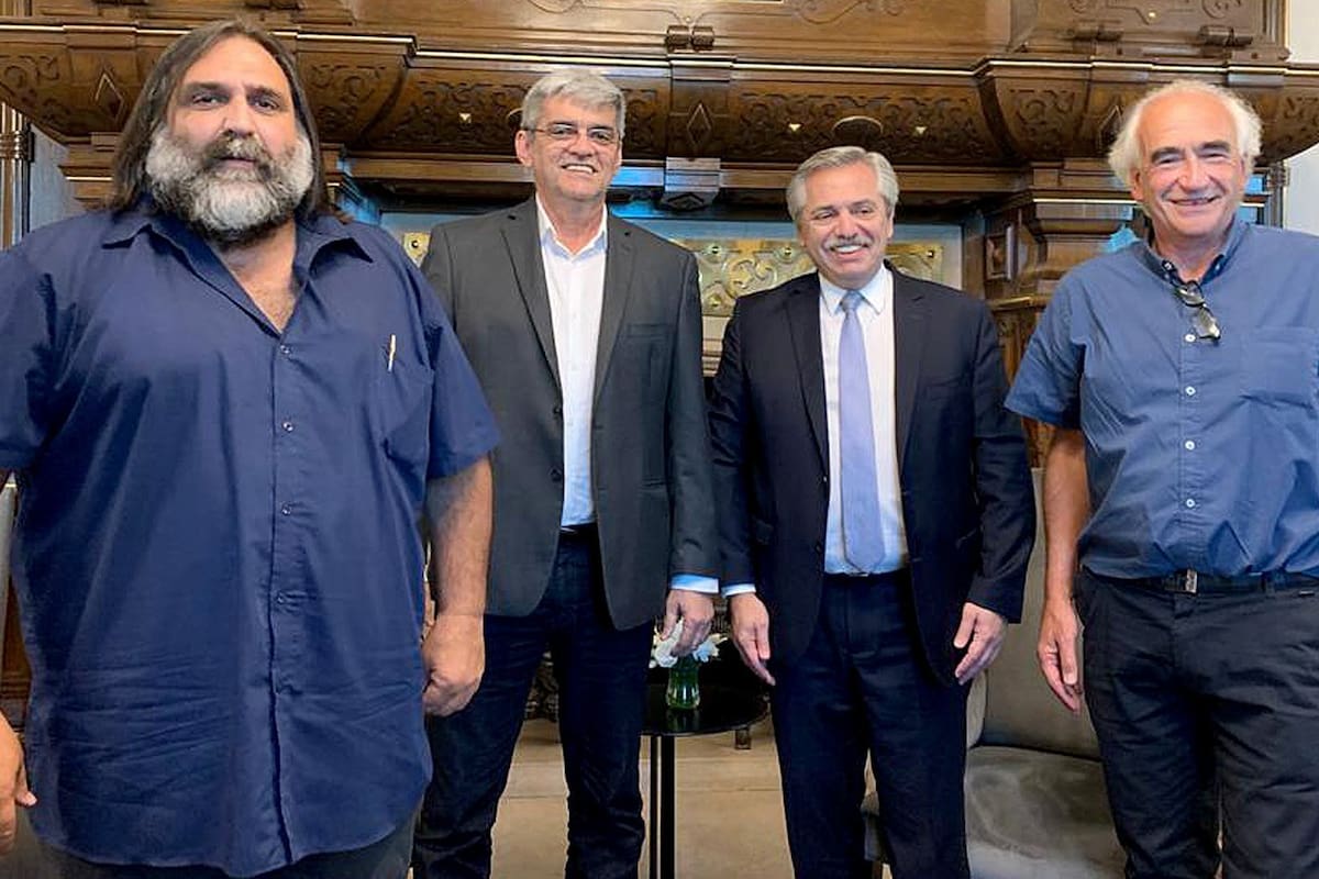 Roberto Baradel (Suteba), Rafael Freire (Confederación Sindical de las Américas) y Ricardo Peidro (CTA), ayer, junto al Presidente