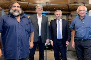 Roberto Baradel (Suteba), Rafael Freire (Confederación Sindical de las Américas) y Ricardo Peidro (CTA), ayer, junto al Presidente