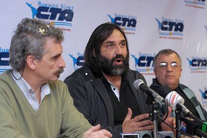 Roberto Baradel, y los Secretarios Adjuntos Fabián “Moncho” Alessandrini y Daniel Pérez Guillén , ayer al anunciar el cese de actividades
