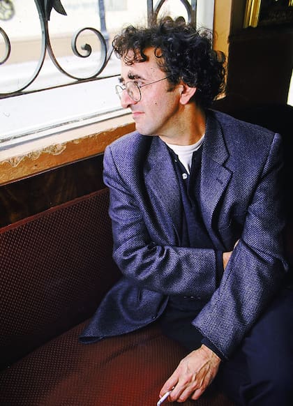 Roberto Bolaño murió prematuramente, a los 50 años, en 2003, mientras aguardaba un trasplante de hígado