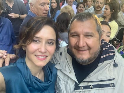 Roberto Brahim, con la presidenta de la Comunidad de Madrid, Isabel Díaz Ayuso