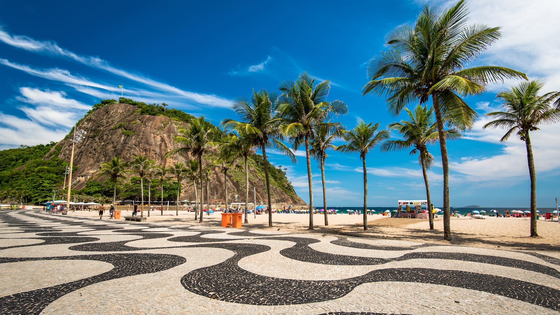 Roberto Burle Marx a fines de los 60 le dio la fisonomía definitiva a Copacabana colocando un enorme cantero central con palmeras en armonía con el ondulado de la vereda