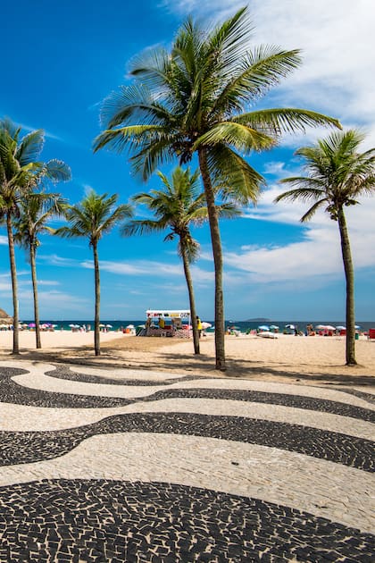 Roberto Burle Marx a fines de los 60 le dio la fisonomía definitiva a Copacabana colocando un enorme cantero central con palmeras en armonía con el ondulado de la vereda