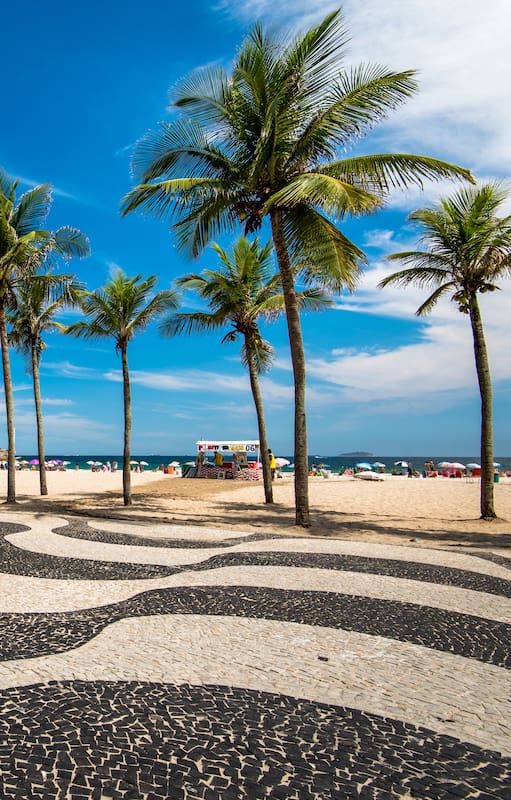 Roberto Burle Marx a fines de los 60 le dio la fisonomía definitiva a Copacabana colocando un enorme cantero central con palmeras en armonía con el ondulado de la vereda