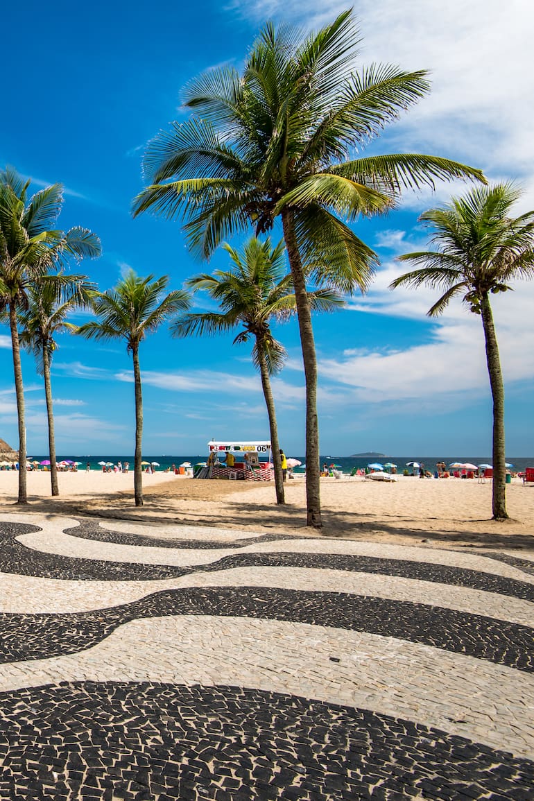 Roberto Burle Marx a fines de los 60 le dio la fisonomía definitiva a Copacabana colocando un enorme cantero central con palmeras en armonía con el ondulado de la vereda