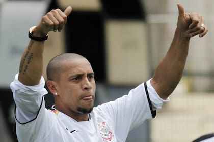Roberto Carlos le apunta a la Copa Libertadores para seducir a Dunga