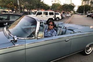 Roberto Carlos sufrió un percance con su auto descapotable y lo abandonó en plena calle