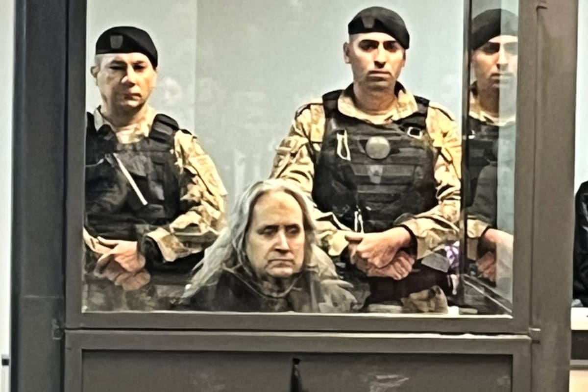 Roberto Carmona, estuvo todo el juicio en una cápsula de vidrio blindado.