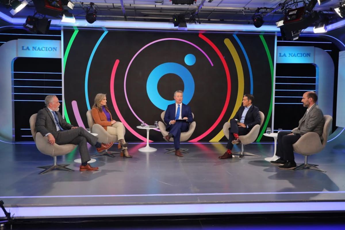Roberto Carnicer, director del Instituto de Energía de la Universidad Austral; Griselda Lambertini, directora Académica del Centro de Estudios de la Actividad Regulatoria Energética de la UBA; Pablo Fernández Blanco, periodista de LA NACION; Juan José Carbajales, titular de la Consultora Paspartú, y Nicolás Gadano, coordinador de los equipos de Energía de la Fundación Pensar