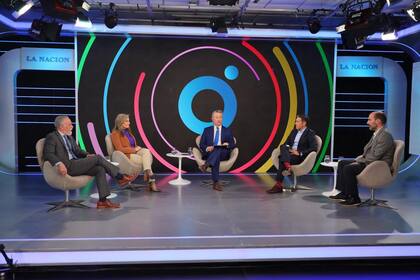 Roberto Carnicer, director del Instituto de Energía de la Universidad Austral; Griselda Lambertini, directora Académica del Centro de Estudios de la Actividad Regulatoria Energética de la UBA; Pablo Fernández Blanco, periodista de LA NACION; Juan José Carbajales, titular de la Consultora Paspartú, y Nicolás Gadano, coordinador de los equipos de Energía de la Fundación Pensar