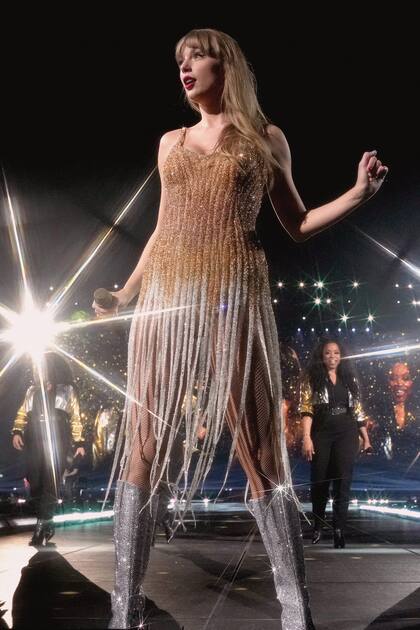 ROBERTO CAVALLI. Vestido con flecos largos, lentejuelas doradas y plateadas en dégradée.