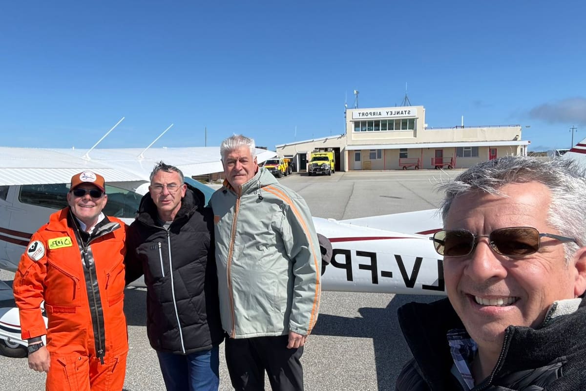 Roberto Cazes, Christian Peinemann, Juan Carlos Guarco y Alberto Obejero en el aeropuerto de Puerto Argentino