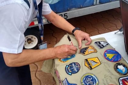 Roberto “Chino” Címbaro firma autógrafos en una de sus despedidas