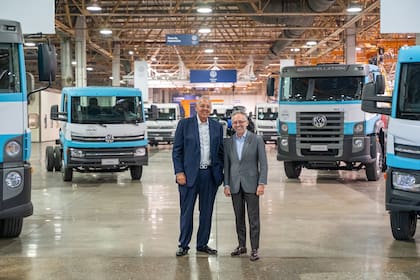 Roberto Cortes, CEO de Volkswagen Camiones y Buses, y Marcellus Puig, CEO de Volkswagen Argentina