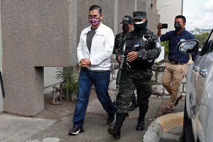 Roberto David Castillo Mejía es escoltado por policías penitenciarios para escuchar el veredicto de un juicio por el asesinato de la ambientalista y activista por los derechos indígenas Berta Cáceres, en Tegucigalpa, Honduras, el lunes 5 de julio de 2021. (AP Foto/ Elmer Martínez)