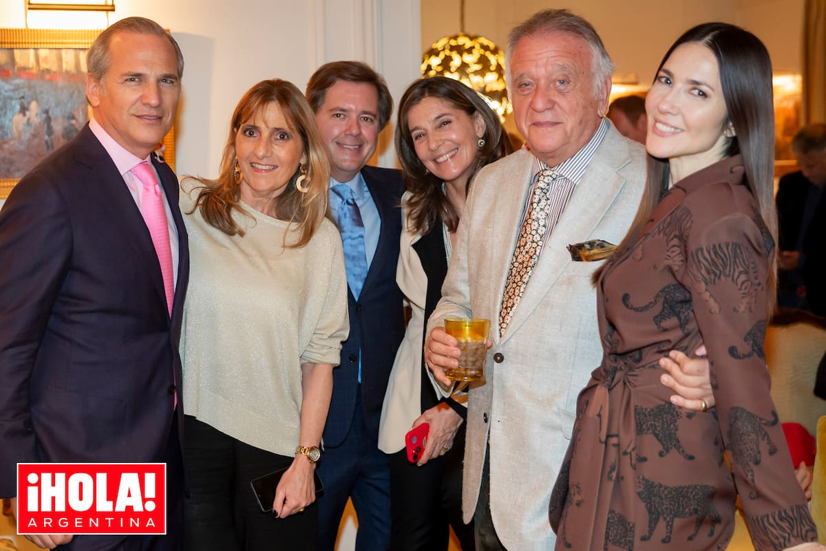 Roberto Devorik posa en una foto para el recuerdo junto a sus amigos (de izquierda a derecha) Javier Iturrioz, la anticuaria Luisa Guerdille, Leopoldo Montes, Fernanda Martínez Castro y la periodista Cristina Pérez.