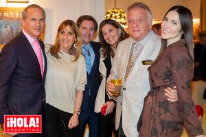 Roberto Devorik posa en una foto para el recuerdo junto a sus amigos (de izquierda a derecha) Javier Iturrioz, la anticuaria Luisa Guerdille, Leopoldo Montes, Fernanda Martínez Castro y la periodista Cristina Pérez.