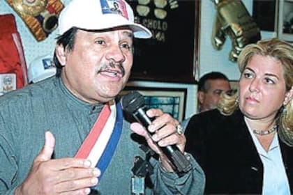 Roberto Durán anuncia su decisión, acompañado por Felicidad, su esposa