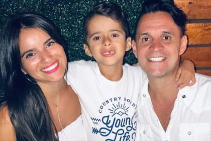 Roberto Edgar junto a su mujer y su hijo