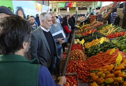 Roberto Feletti, en una de sus recorridas en el Mercado Central