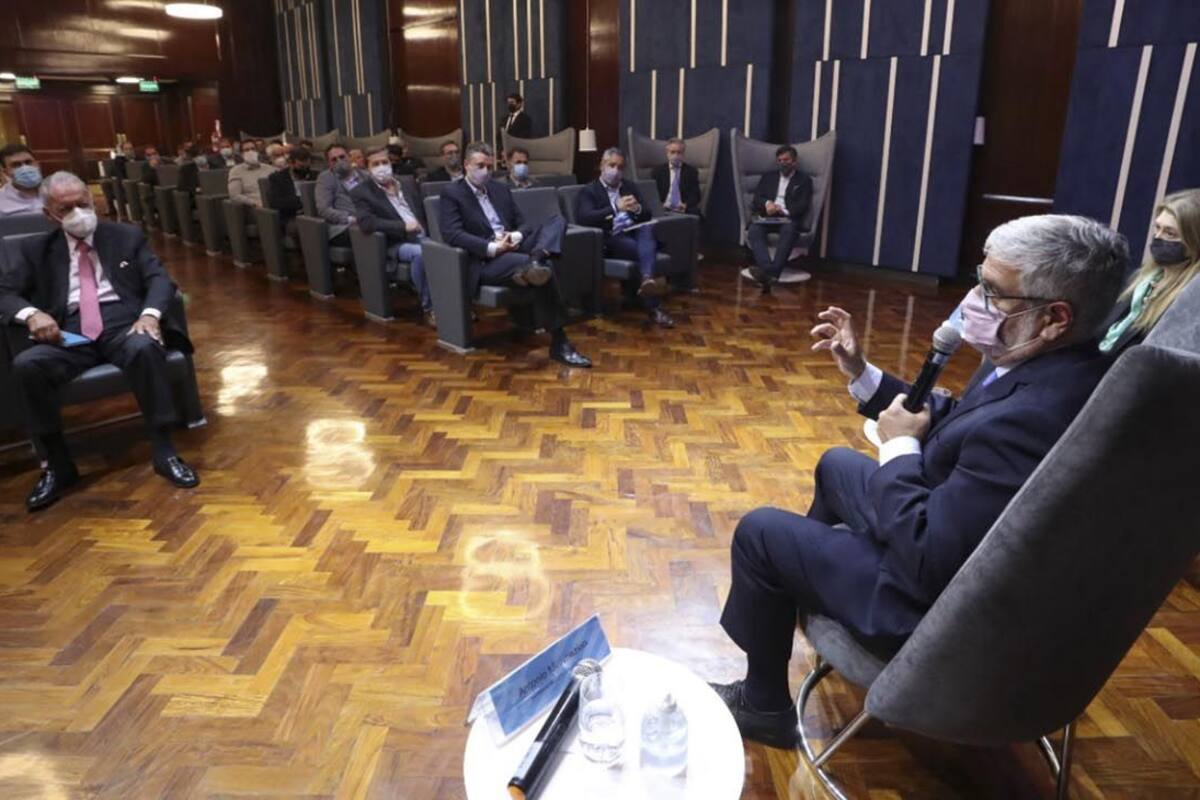 Roberto Feletti, secretario de Comercio Interior, encabezando la reunión con empresarios alimenticios que terminó con el congelamiento de precios de manera unilateral.