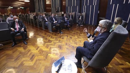 Roberto Feletti, secretario de Comercio Interior, encabezando la reunión con empresarios alimenticios también.