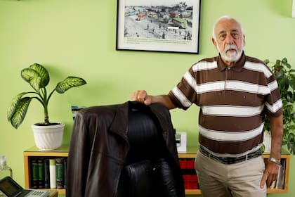 Roberto Fernández, a los 82 años, va por otro mandato al frente del gremio de los colectiveros