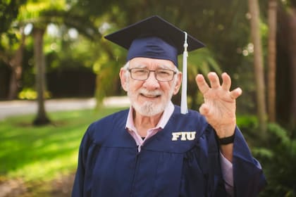 Roberto Fernández se graduó en Florida tras abandonar sus estudios hace más de 50 años