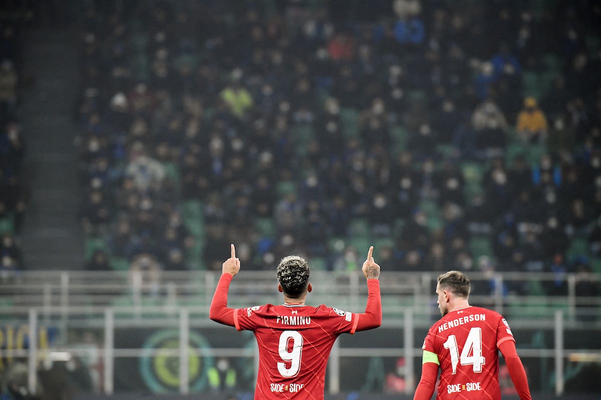 Roberto Firmino anotó el primer tanto de Liverpool en el triunfo sobre Inter en Milán; la serie de octavos de final de Champions League quedó muy encaminada para el conjunto inglés.