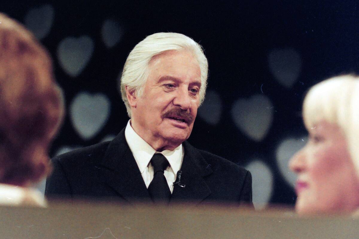 Roberto Galán en una emisión de su programa en la década del noventa, un clásico de las tardes que apelaba a la emoción y el melodrama sin ficción