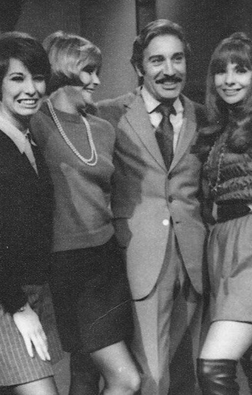 Roberto Galán, acompañado por sus secretarias, protagonista de varias anécdotas a lo largo de su vida televisiva
