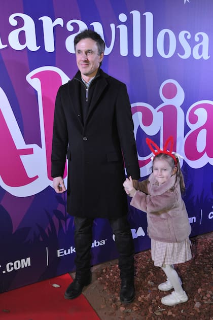 Roberto García Moritán dijo presente con su hija menor, Anita, que se mostró muy canchera con su abrigo de piel y su vincha de orejas de conejo