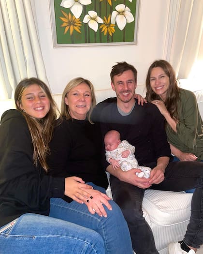 Roberto García Moritán junto a su hija Delfina, su madre, Pampita y la pequeña Ana