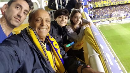 Roberto Giordano con sus nietas Renata e Isabella y su hijo Leonardo