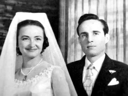 Roberto Gómez Bolaños junto a Graciela Fernández, su primera esposa y madre de sus seis hijos (Archivo)