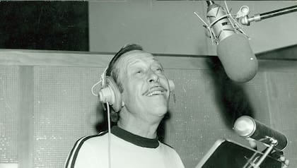 Roberto Goyeneche en un estudio de grabación