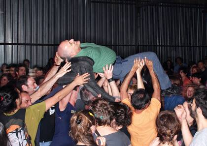 Roberto Jacoby en una de las performances organizadas por Rosa Chancho
