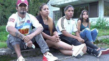 Roberto Lara, Reina y los hijos de ella, Justin (15) y Astrid (14) en el centro de Fedasil donde viven temporalmente en el sur de Bélgica