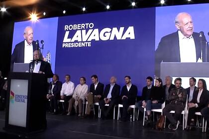 Roberto Lavagna cerró su campaña con un acto en San Martín acompañado por su compañero de fórmula, Juan Manuel Urtubey