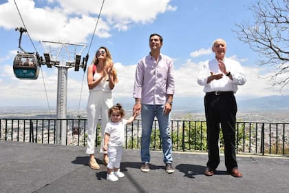 El acto de cierre de campaña se hizo al mediodía en la cima del cerro San Bernardo, en la ciudad de Salta. En la foto: Isabel Macedo, Juan Manuel Urtubey, Roberto Lavagna y la pequeña Belita