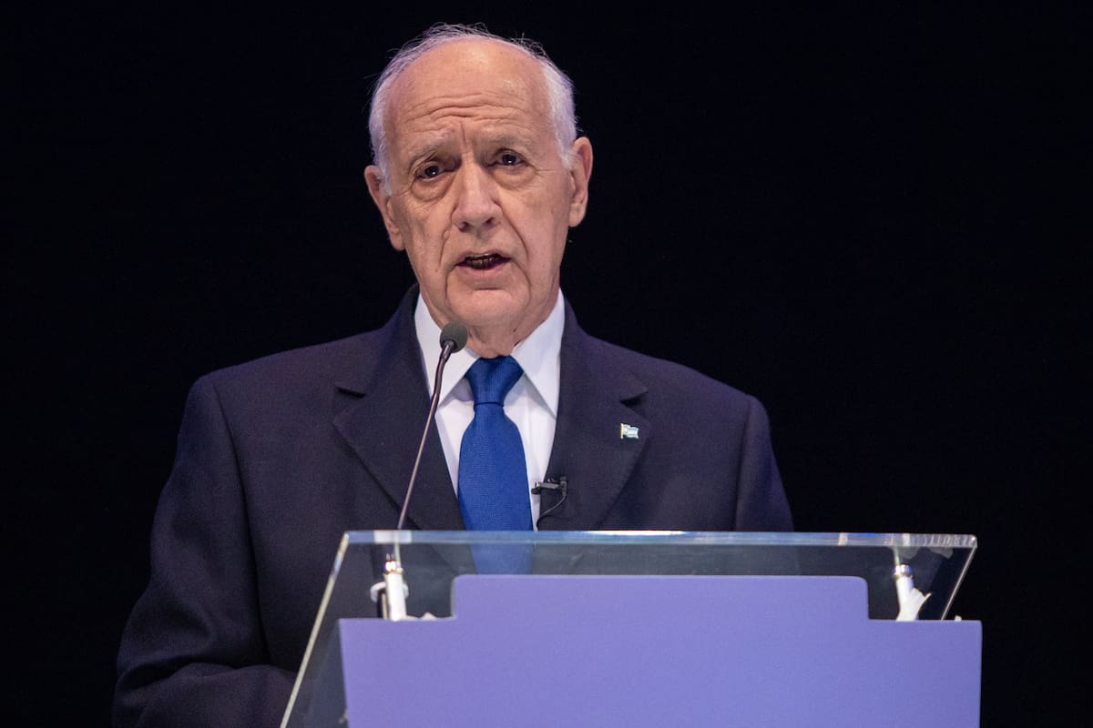 Roberto Lavagna exponiendo en el debate