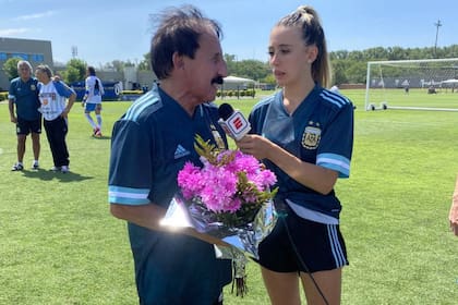 Roberto Leto, con el ramo de flores que le entregó su compañera Morena Beltrán