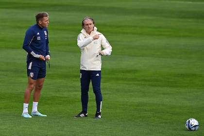 Roberto Mancini dialoga con Mateo Retegui durante un entrenamiento de la selección italiana; el atacante de Tigre podía ser titular ante Inglaterra
