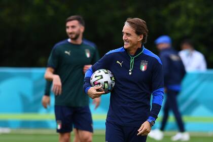 Roberto Mancini, DT de Italia, en el último entrenamiento antes de la final de la Eurocopa de este domingo ante Inglaterra