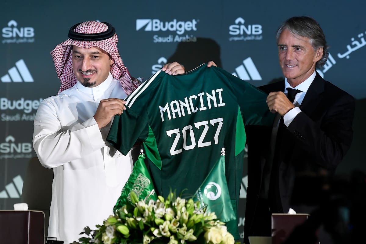 Roberto Mancini y Yasser Al Misehal, presidente de la Federación de Fútbol de Arabia Saudí, posan con la camiseta que le presentar a Mancini durante la conferencia de prensa para presentar al nuevo seleccionador el lunes 28 de agosto del 2023; duró poco más de un año en el cargo