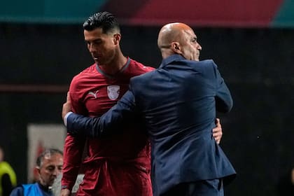 Roberto Martínez saluda a Cristiano Ronaldo tras ser reemplazado