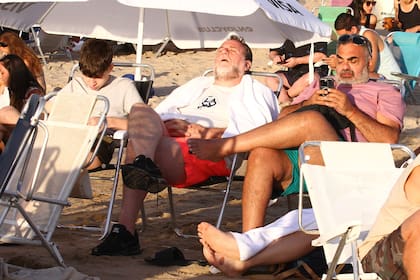 Roberto Moldavsky disfrutó de una tarde al sol, muy pendiente de su teléfono celular